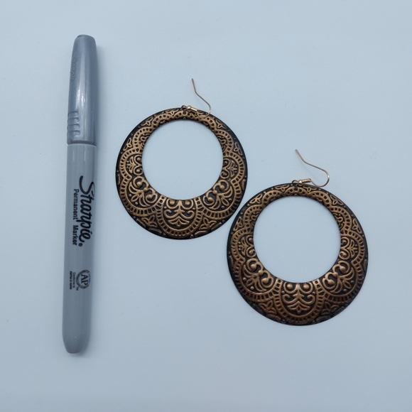 ⭐2 for $10⭐ Round black gold disc earrings - Picture 2 of 3